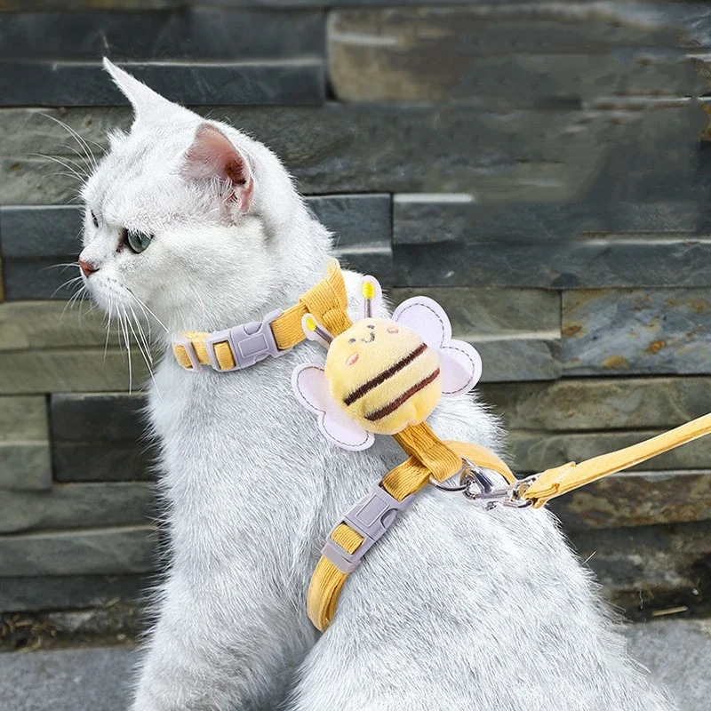 Chat qui porte un Harnais Réglable jaune pour Chat