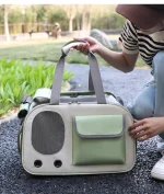Mise en situation du Sac à Bandoulière Pliable pour Chat vert